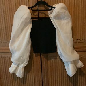 Zara - Cropped top in black with ivory sleeves